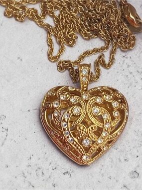 AVON Gold Tone Filigree Rhinestone 'OPEN PAVE HEART' Designer Chain Necklace